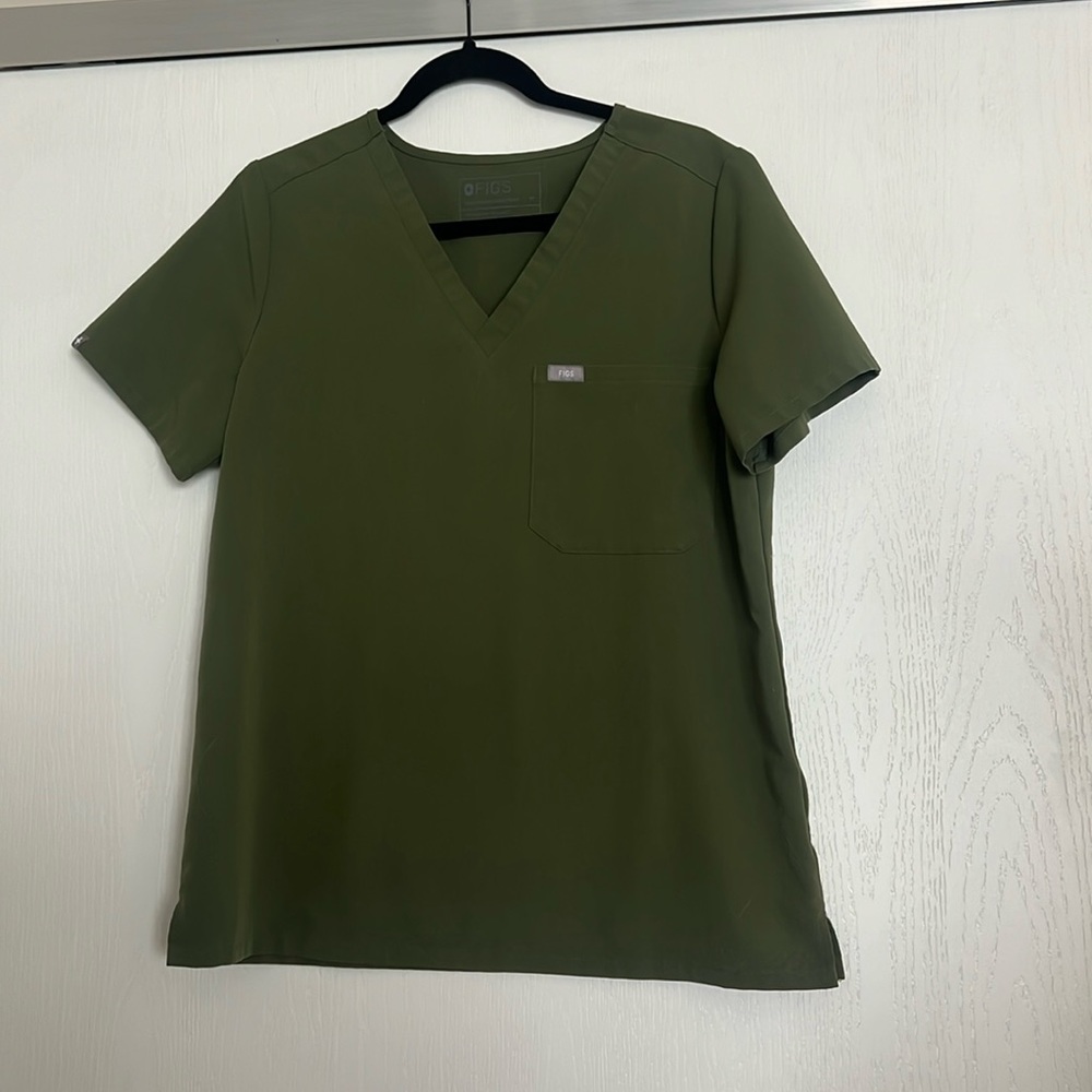 FIGS NWT One pocket scrub top- olive green